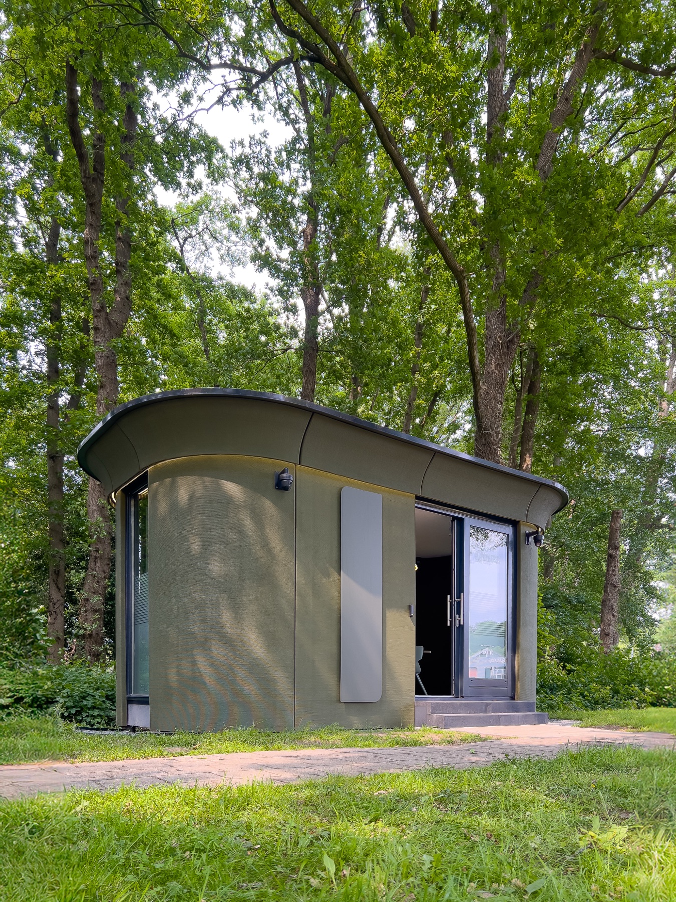 Silva Pulse Qbuzz Oosterwolde in een groene omgeving met hoge bomen