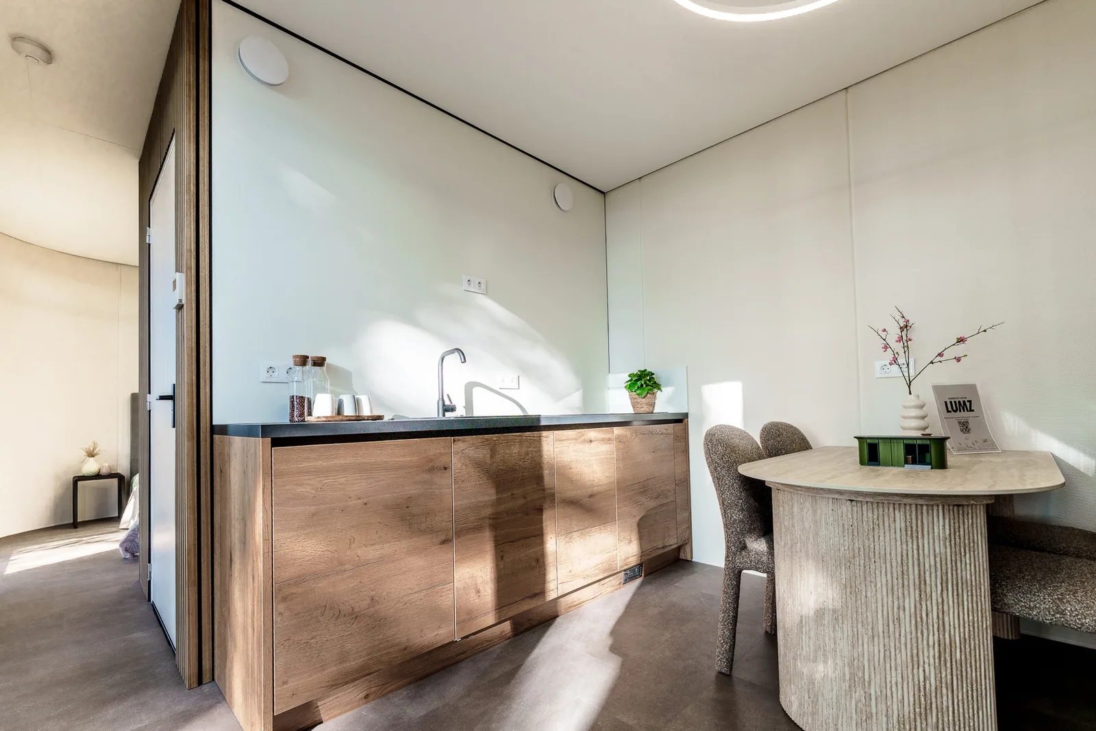 Compact interieur met keuken en eettafel in een Silva Embrace