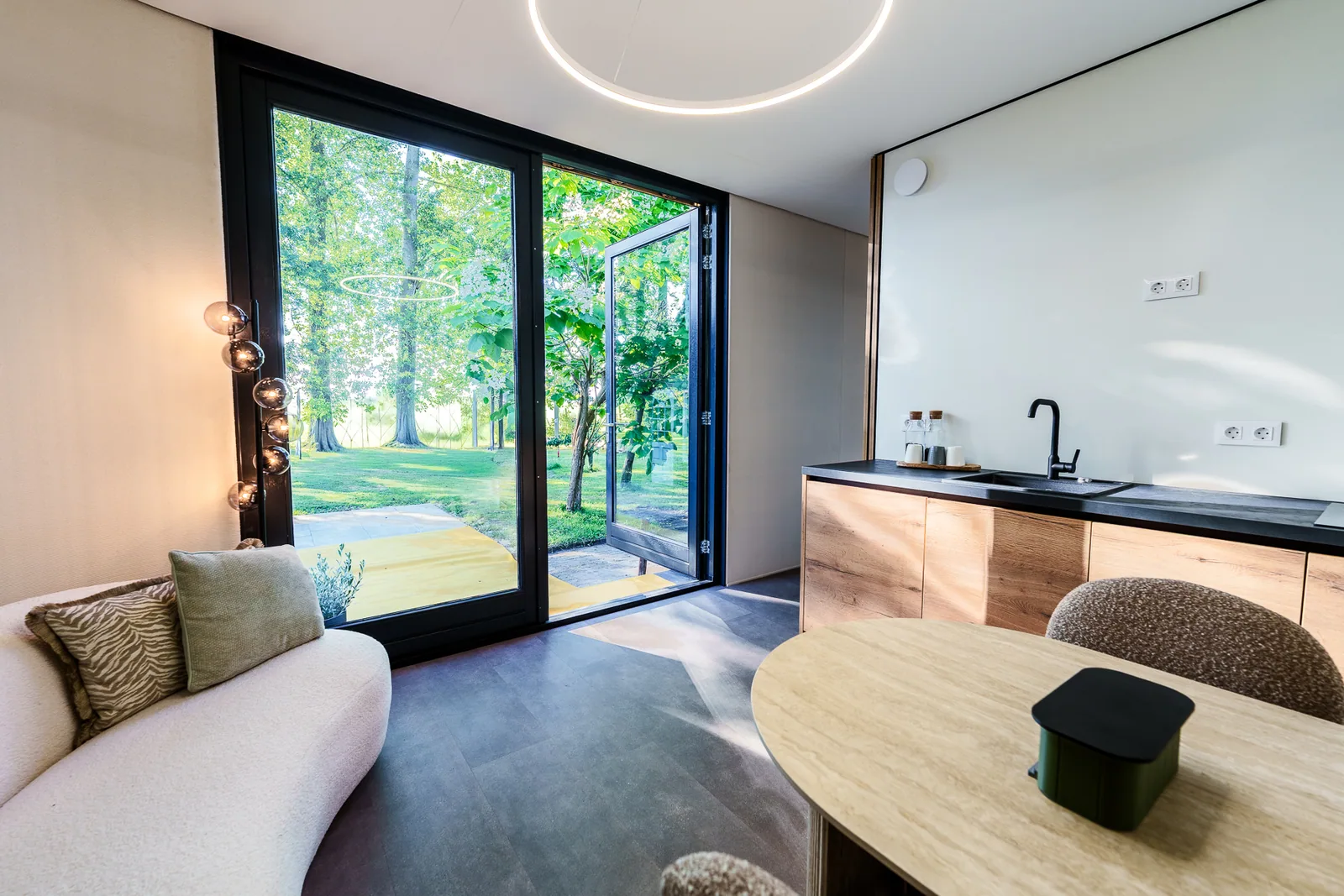 Interieur van Silva Embrace met keuken en zicht op de tuin